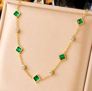 BRAND NEW ** Elegant Gold, Emerald & Crystal Necklace
